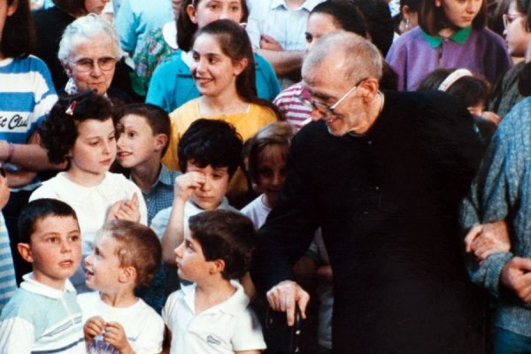 Don Pietro Margini con bambini