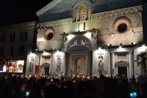 Consacrazione a Maria diocesi Reggio Emilia foto davanti alla cattedrale
